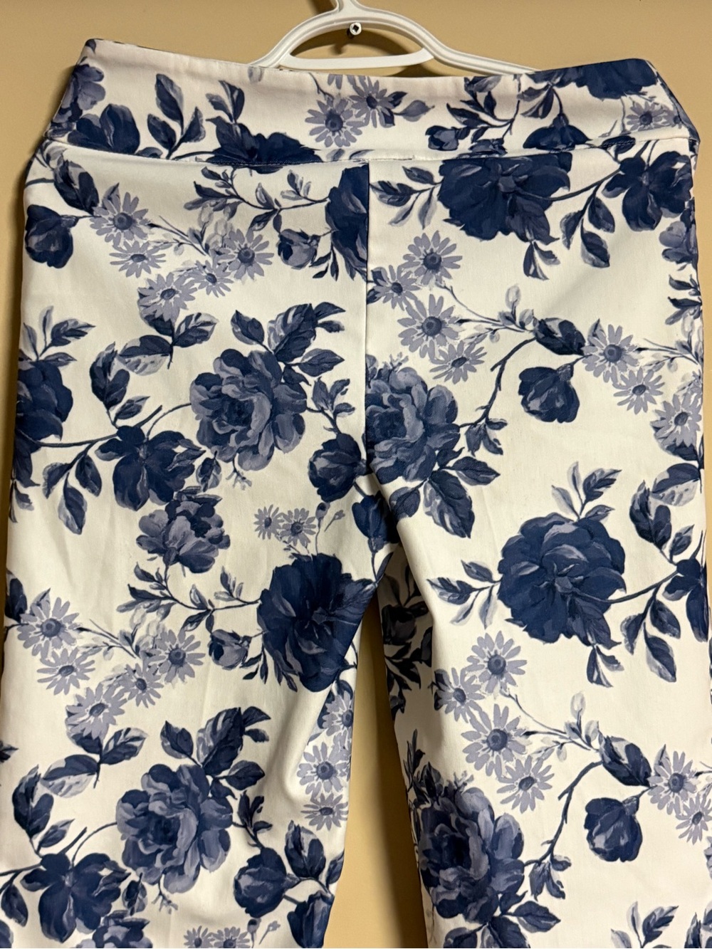 Joseph Ribkoff Floral Print Cropped Pants
Size 8 - Picture 6 of 8